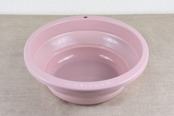 スリコ（3COINS）「折りたたみおけ」は壁に吊り下げられて省スペース化もバッチリ！の画像2