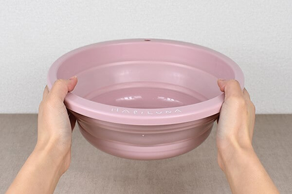 スリコ（3COINS）「折りたたみおけ」は壁に吊り下げられて省スペース化もバッチリ！の画像3