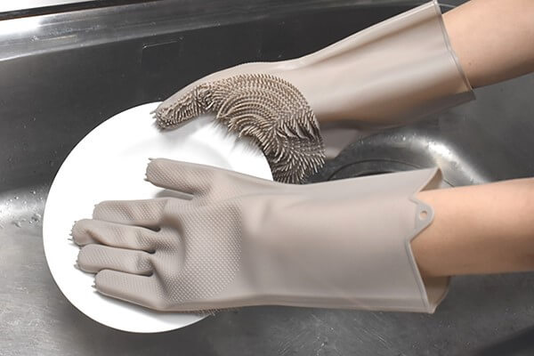 スリコ（3COINS）「シリコーンブラシ手袋」食器洗いや掃除など用途が広くてペットも喜ぶ!?の画像5