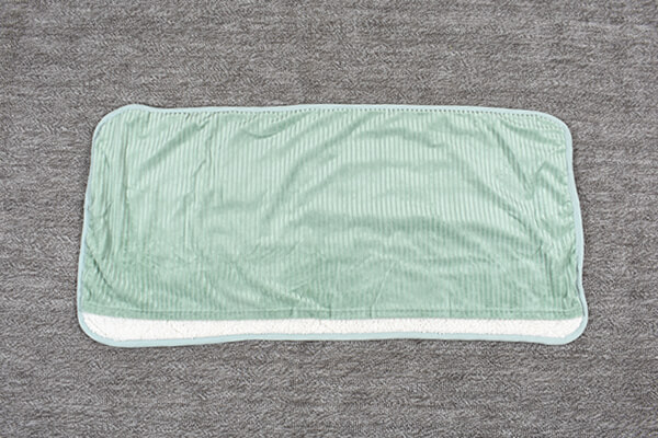 スリコ（3COINS）「足入れ敷毛布」は足元の寒さ対策にぴったり！冷え性の人におすすめの画像2