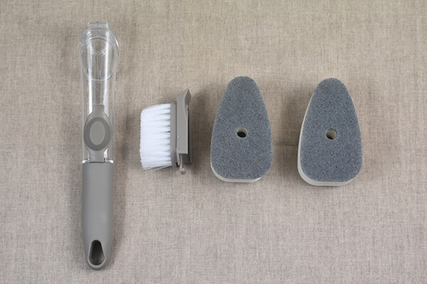 スリコ（3COINS）「ブラシ＆スポンジセット」は洗剤と一体化！　本体から洗剤が出せるから時短＆手間いらずの画像2