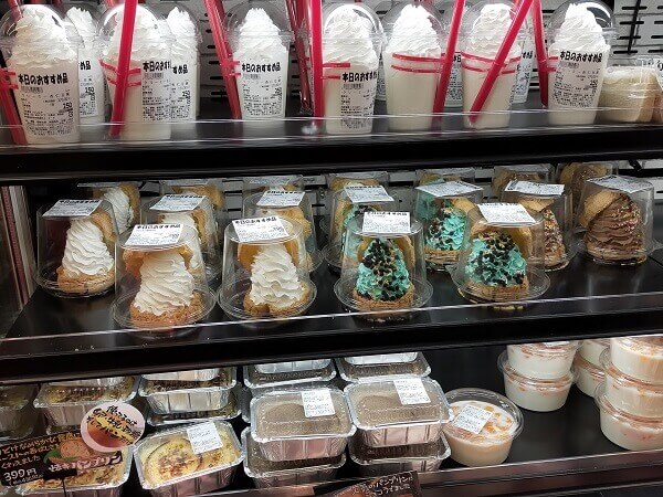 スイーツは生クリームもりもり！