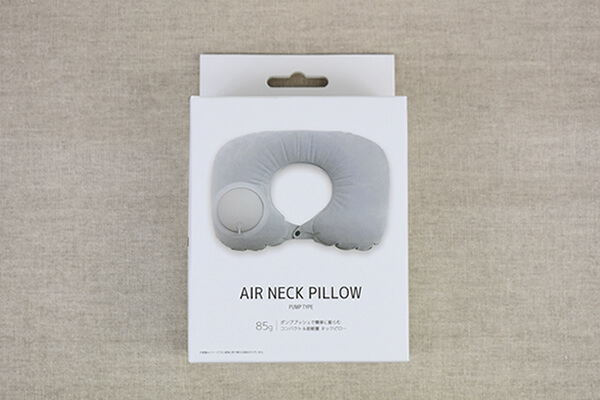 スリコ（3COINS）「ポンプ式ネックピロー」はプッシュするだけで膨らむ！　たためば持ち運びもコンパクトにの画像1