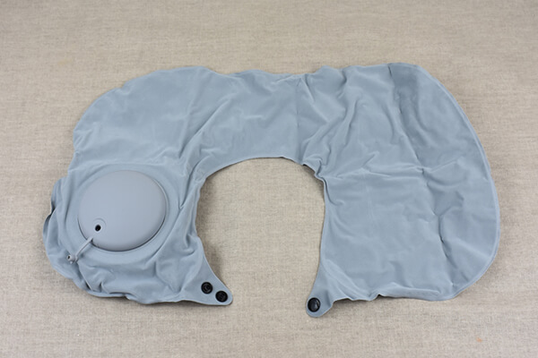 スリコ（3COINS）「ポンプ式ネックピロー」はプッシュするだけで膨らむ！　たためば持ち運びもコンパクトにの画像2