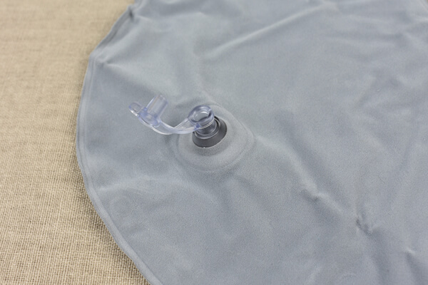 スリコ（3COINS）「ポンプ式ネックピロー」はプッシュするだけで膨らむ！　たためば持ち運びもコンパクトにの画像3