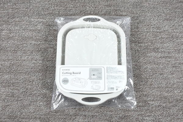 スリコ（3COINS）「折りたたみカッティングボード」はまな板が水切りカゴに変身!?　2WAYで大活躍！の画像1