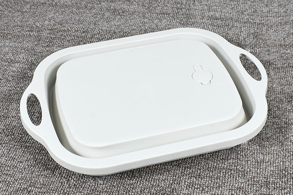 スリコ（3COINS）「折りたたみカッティングボード」はまな板が水切りカゴに変身!?　2WAYで大活躍！の画像2