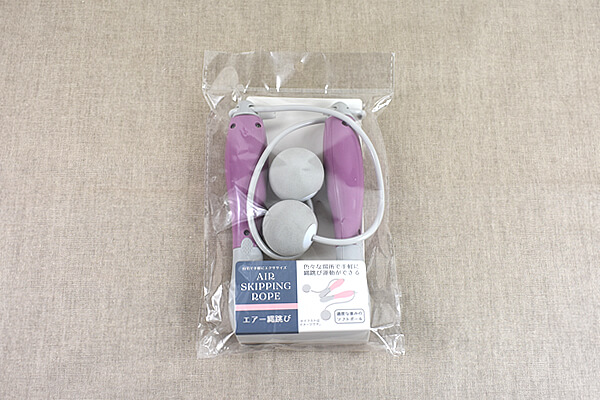 スリコ（3COINS）「エアー縄跳び」テレビを見ながらエクササイズも!?　場所を選ばず手軽に運動不足解消！の画像1