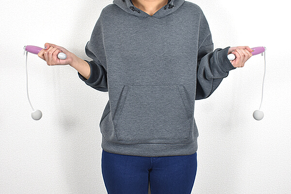 スリコ（3COINS）「エアー縄跳び」テレビを見ながらエクササイズも!?　場所を選ばず手軽に運動不足解消！の画像4