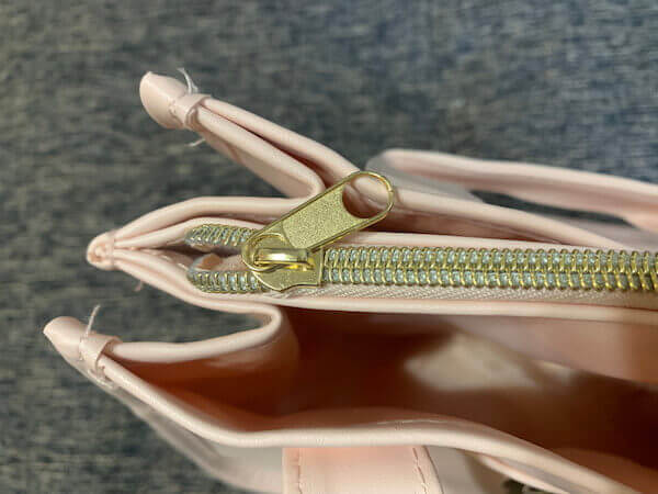 中央ファスナー部分アップ