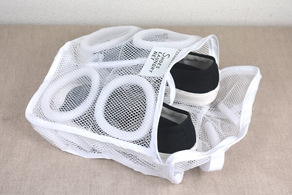 スリコ（3COINS）「シューズランドリーネット」は『めざましテレビ』でも注目！　靴の手洗いから解放される便利グッズの画像4