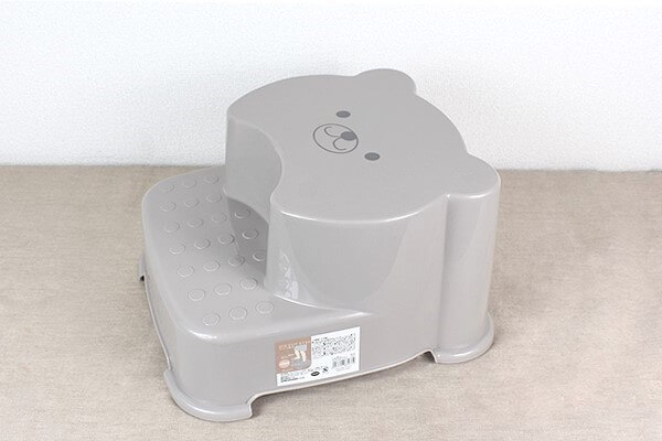 スリコ（3COINS）「ダイカット踏み台」はキュートなクマの表情がかわいい！　小さな子どもの昇降練習にも役立つの画像1