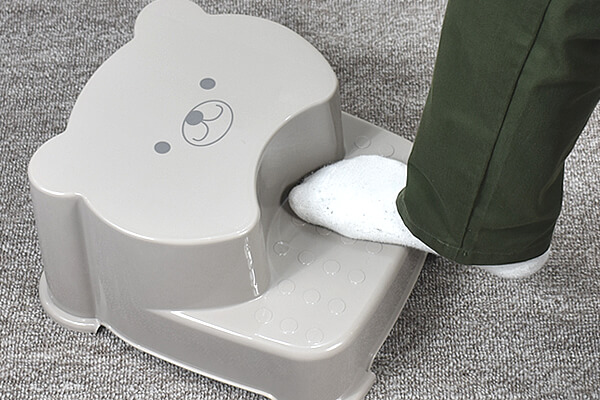 スリコ（3COINS）「ダイカット踏み台」はキュートなクマの表情がかわいい！　小さな子どもの昇降練習にも役立つの画像4