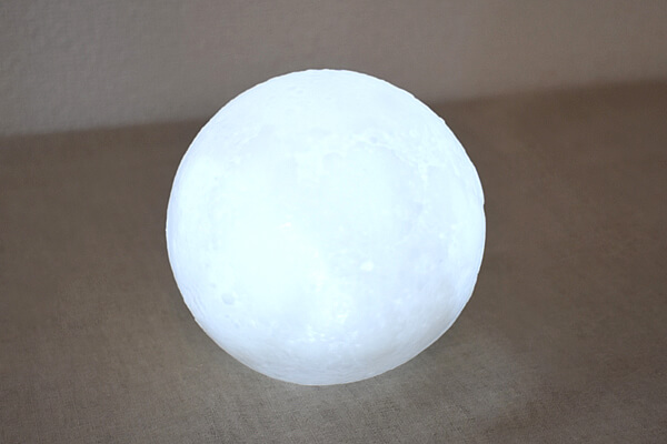 スリコ（3COINS）「LEDムーンタッチライト」本物の月が浮かんでるみたい！ じっと見ているだけで癒やされるの画像5