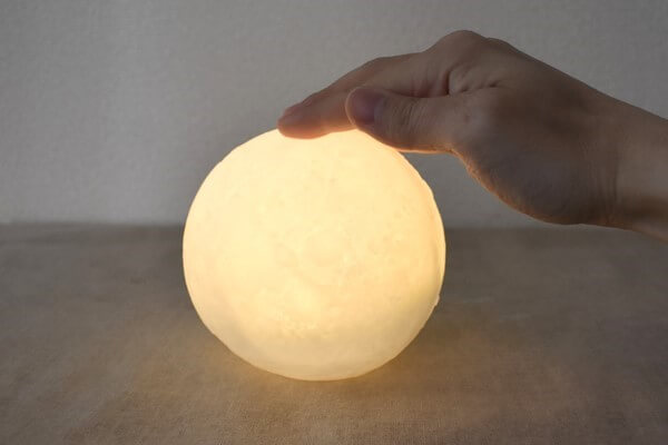 スリコ（3COINS）「LEDムーンタッチライト」本物の月が浮かんでるみたい！ じっと見ているだけで癒やされるの画像6