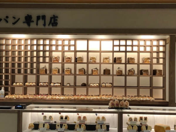 パンがたくさん並べられています（C）サイゾーウーマン