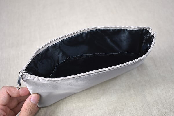 スリコ（3COINS）「消臭マスクポーチ」仕切りつきポケット付きで予備のマスクも持ち歩けるの画像3