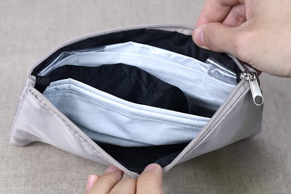 スリコ（3COINS）「消臭マスクポーチ」仕切りつきポケット付きで予備のマスクも持ち歩けるの画像4