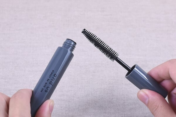 スリコ（3COINS）「【and us】ヘアスタイリングブラシ」は一気に髪がまとまるコスメ！手のひらサイズで持ち運びやすいの画像4