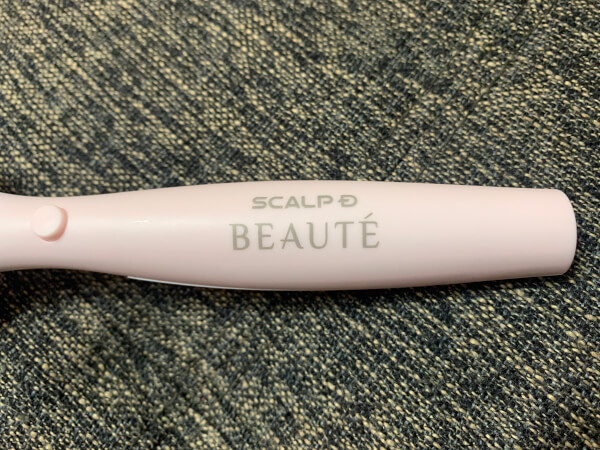 くすみグレーのロゴがお洒落（C）サイゾーウーマン