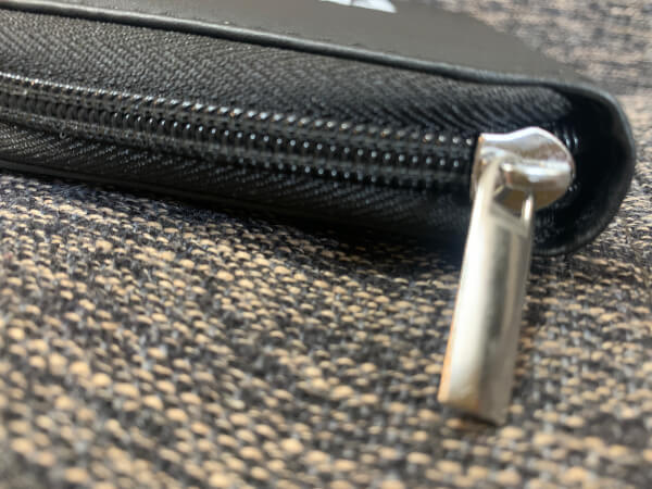 ひっかかりもなくスムーズに動くファスナー（C）サイゾーウーマン