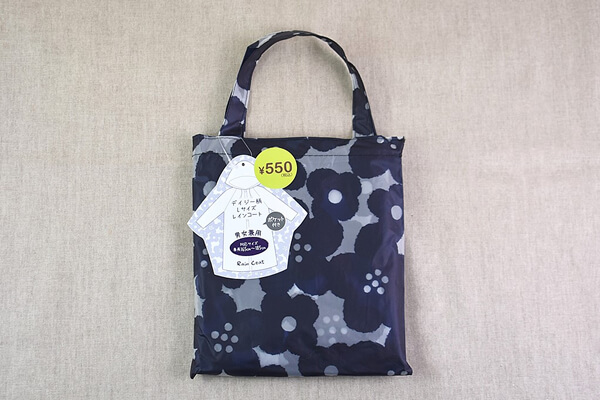 スリコ（3COINS）「フロストレインコートデイジー柄：Lサイズ」はバッグ付きで持ち運びやすい！　大人っぽい色味の花柄がキュートの画像1