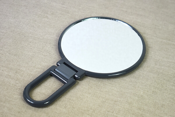 スリコ（3COINS）「and us 持ち手折り畳みミラー」は細かな肌荒れまでハッキリ！　自立＆壁掛けできて使いやすいの画像2