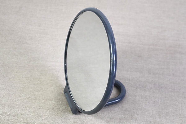 スリコ（3COINS）「and us 持ち手折り畳みミラー」は細かな肌荒れまでハッキリ！　自立＆壁掛けできて使いやすいの画像4