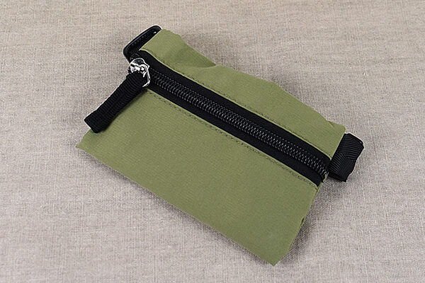 スリコ（3COINS）「ペット用サコッシュ」を背負った姿がかわいすぎる!?　散歩必需品も入って機能性もバッチリ！の画像2