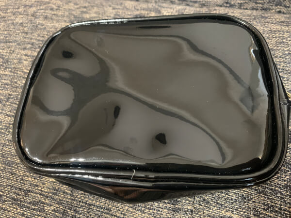 裏面はプリントがないシンプルなデザイン（C）サイゾーウーマン