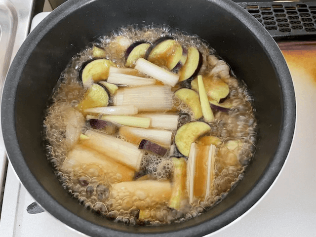 この夏、もう一度リピしたいレシピ決定！　【ナスと豚バラのそうめん】は食欲爆進、ラー油がピリッと効いてる！の画像3