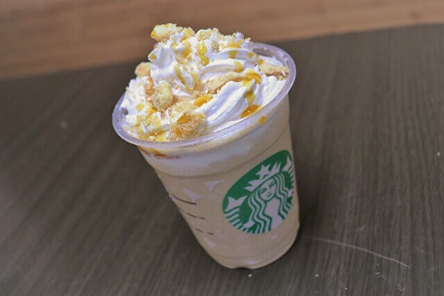 スタバ新作「バターキャラメル ミルフィーユ フラペチーノ®」そっくりレシピ！　業務スーパーで「110円」の激安再現