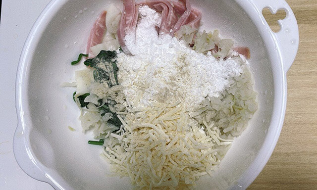 餅大量消費レシピ！　タサン志麻の【餅と切り干し大根のおやき】を作ってみたら、予想以上に簡単で優しい味がおいしかった