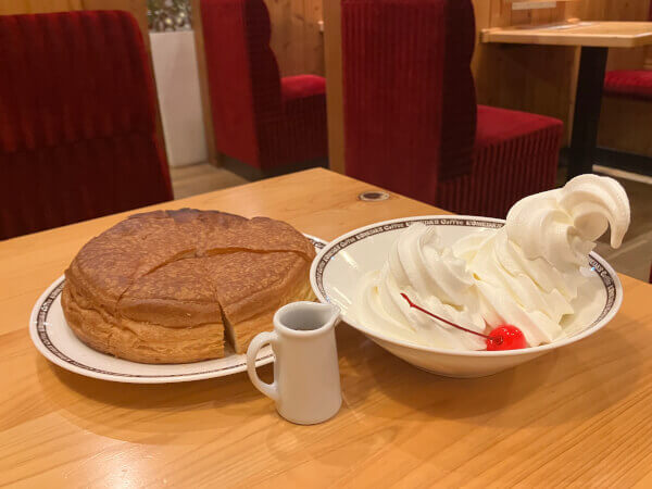 コメダ珈琲の人気メニュー「シロノワール」裏技4選！　地元民驚がく「ソフトクリームデラ盛り」とは？