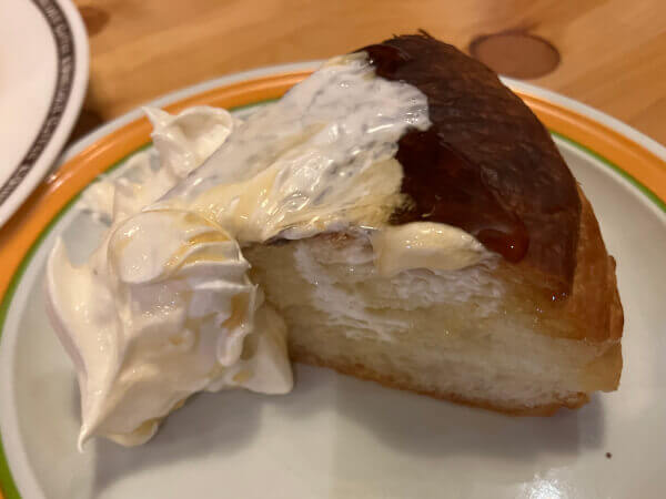 コメダ珈琲の人気メニュー「シロノワール」裏技4選！　地元民驚がく「ソフトクリームデラ盛り」とは？