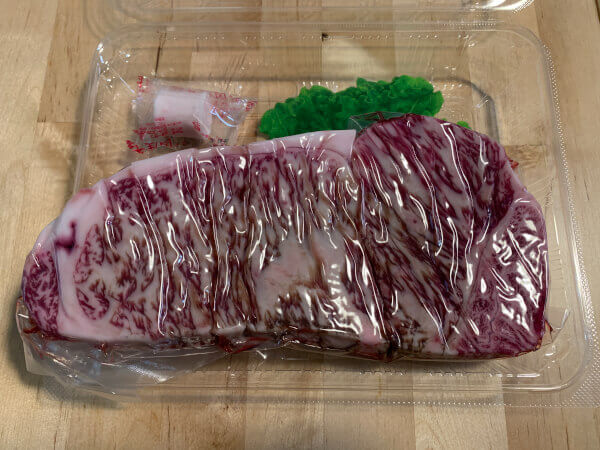 ロピアの「お肉自販機」とは？　2,000円の「和牛ステーキガチャ」に挑戦、大当たりは出るのか？