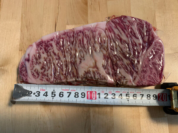 ロピアの「お肉自販機」とは？　2,000円の「和牛ステーキガチャ」に挑戦、大当たりは出るのか？