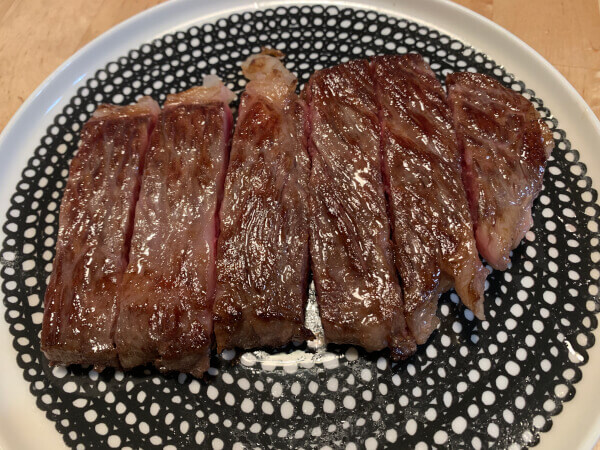 ロピアの「お肉自販機」とは？　2,000円の「和牛ステーキガチャ」に挑戦、大当たりは出るのか？