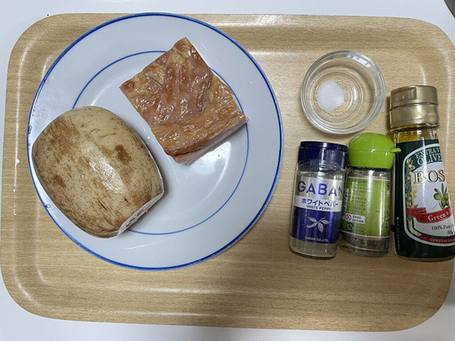 タサン志麻【れんこんステーキ】は、ホックホクでベーコンのうまみが◎！　時間はかかるけど作ってみる価値アリ