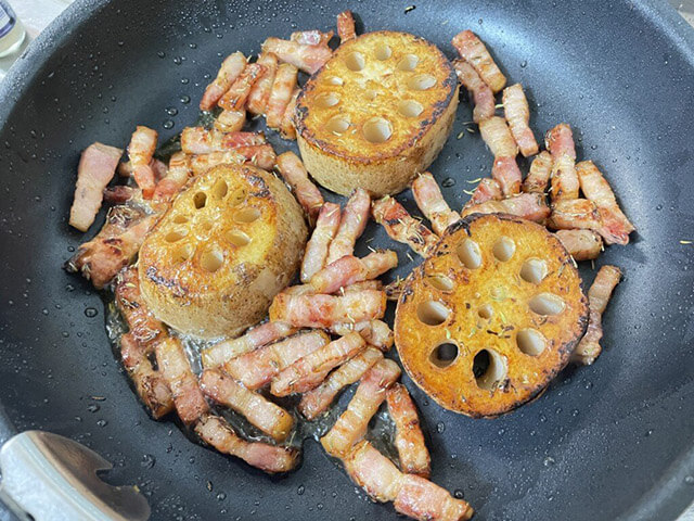 タサン志麻【れんこんステーキ】は、ホックホクでベーコンのうまみが◎！　時間はかかるけど作ってみる価値アリ
