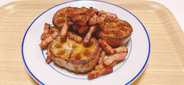 タサン志麻【れんこんステーキ】は、ホックホクでベーコンのうまみが◎！　時間はかかるけど作ってみる価値アリ