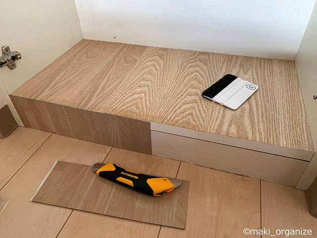 片付け専門家が「古い棚」を簡単DIY！　セリアのリメイクシートで傷や汚れを隠す方法の画像18