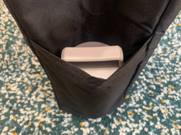 「ディーン＆デルーカ 保冷機能付き デイリーBIGトート」のポケットにタンブラーを入れている画像