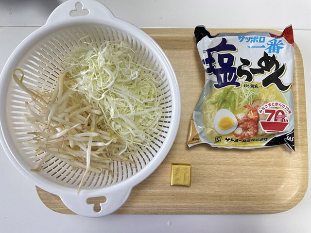 やみつきキャベツ塩ラーメンの写真