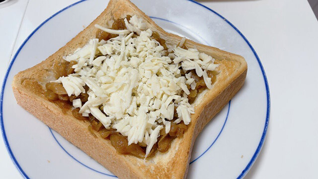 チーズを乗せたトーストの写真