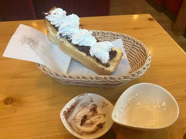 コメダ珈琲の小倉トーストにホイップクリームをのせた画像