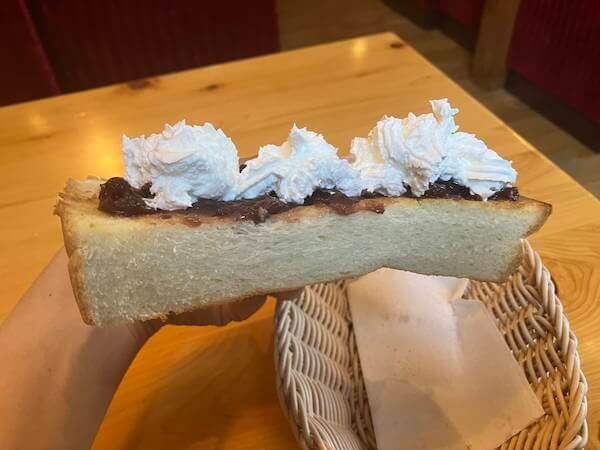 コメダ珈琲の小倉トーストにホイップクリームをのせた画像