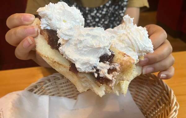 コメダ珈琲の小倉トーストにホイップクリームをのせた画像