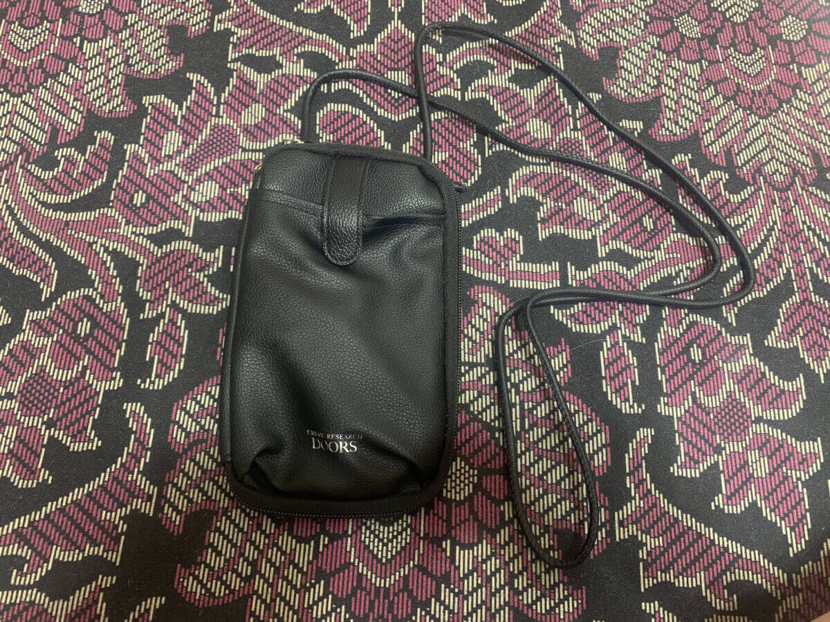 「MonoMax」10月号（宝島社）の付録「アーバンリサーチドアーズ お財布機能付き スマホショルダーバッグ」の画像