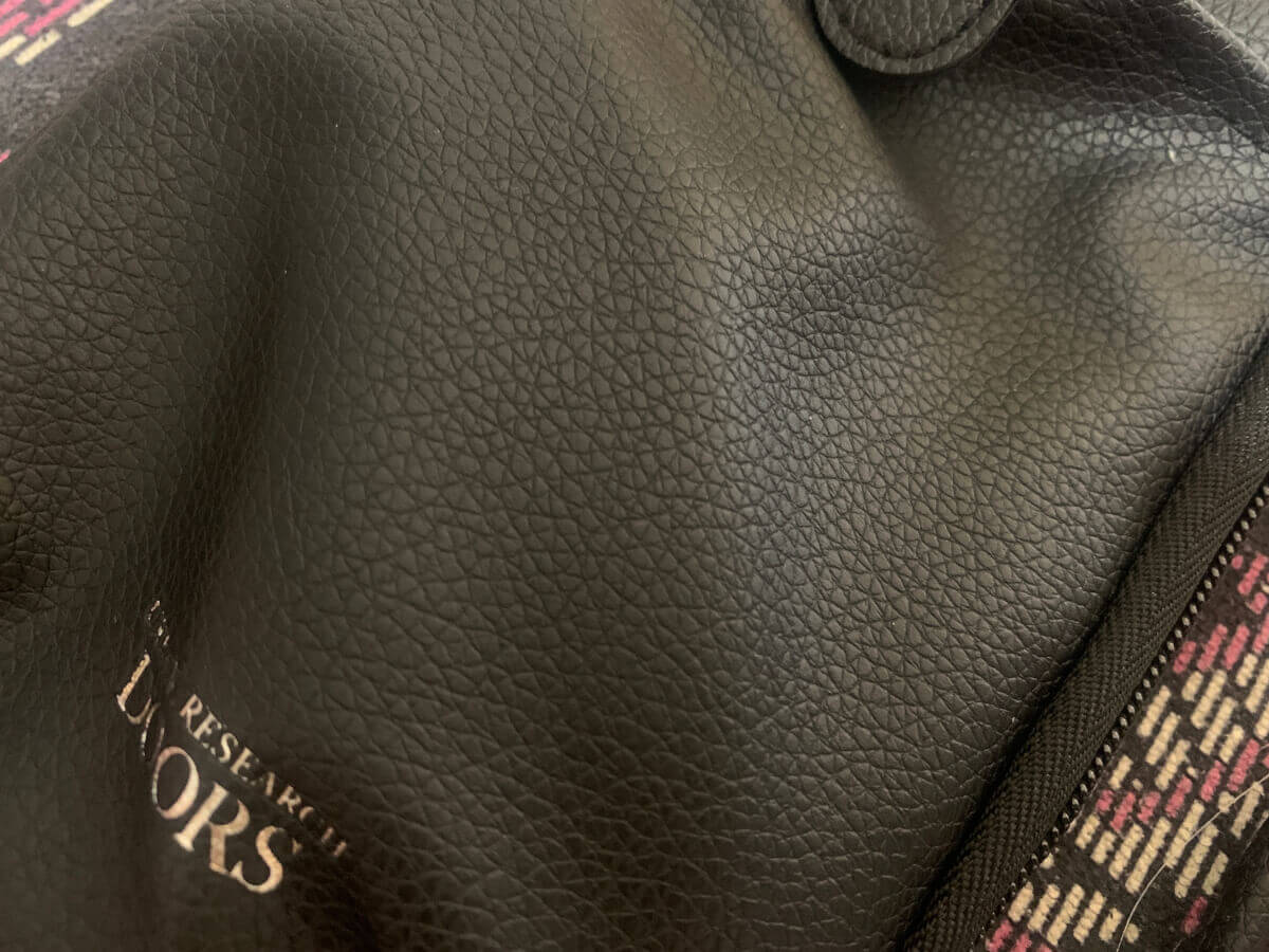 「MonoMax」10月号（宝島社）の付録「アーバンリサーチドアーズ お財布機能付き スマホショルダーバッグ」の素材を紹介する画像